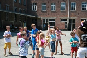 Spekende kinderen speelpleinwerking Persregio Dender