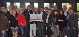Poen VLD Aalst schenkt cheque project Rennaissance Persregio Dender