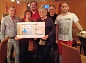 Cheques voor vzw Nest in cafe Barca Bere Aalst Persregio Dender