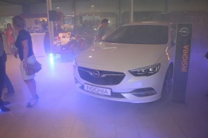 Opel Insignia in parelmoer wit Persregio Dender
