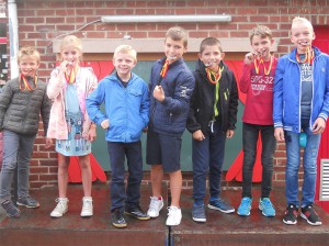 Winnaars tijdens scholenveldloop Borsbeke Persregio Dender