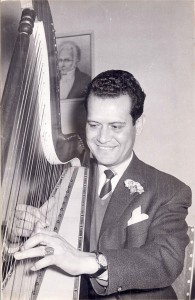Digno Garcia met zijn harp repro