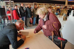 Hans Bourlon signeert boek De blik van Bourlon Persregio Dender