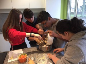 Leerlingen aan het bakken Persregio Dender