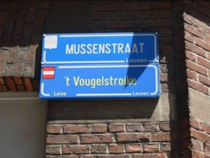 Straatnaambordjes in dialect Persregio Dender
