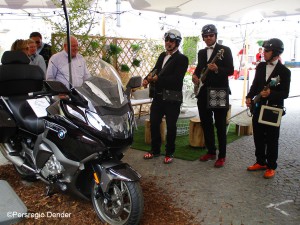 BMW motostand met straatmuzikanten Persregio Dender