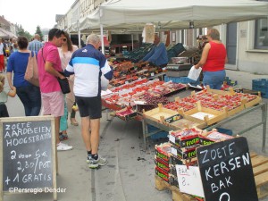 Wekelijkse groentenmarkt in Aalst Persregio Dender