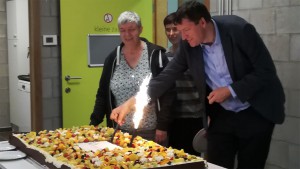David Larmuseau snijd taart op Gezinsdag Geraardsbergen Persregio Dender